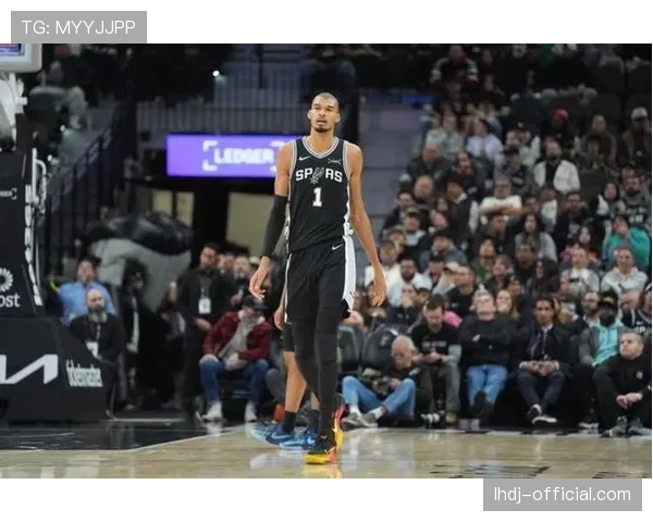 文班亚马26分钟轰40分 马刺战术体系围绕状元重建